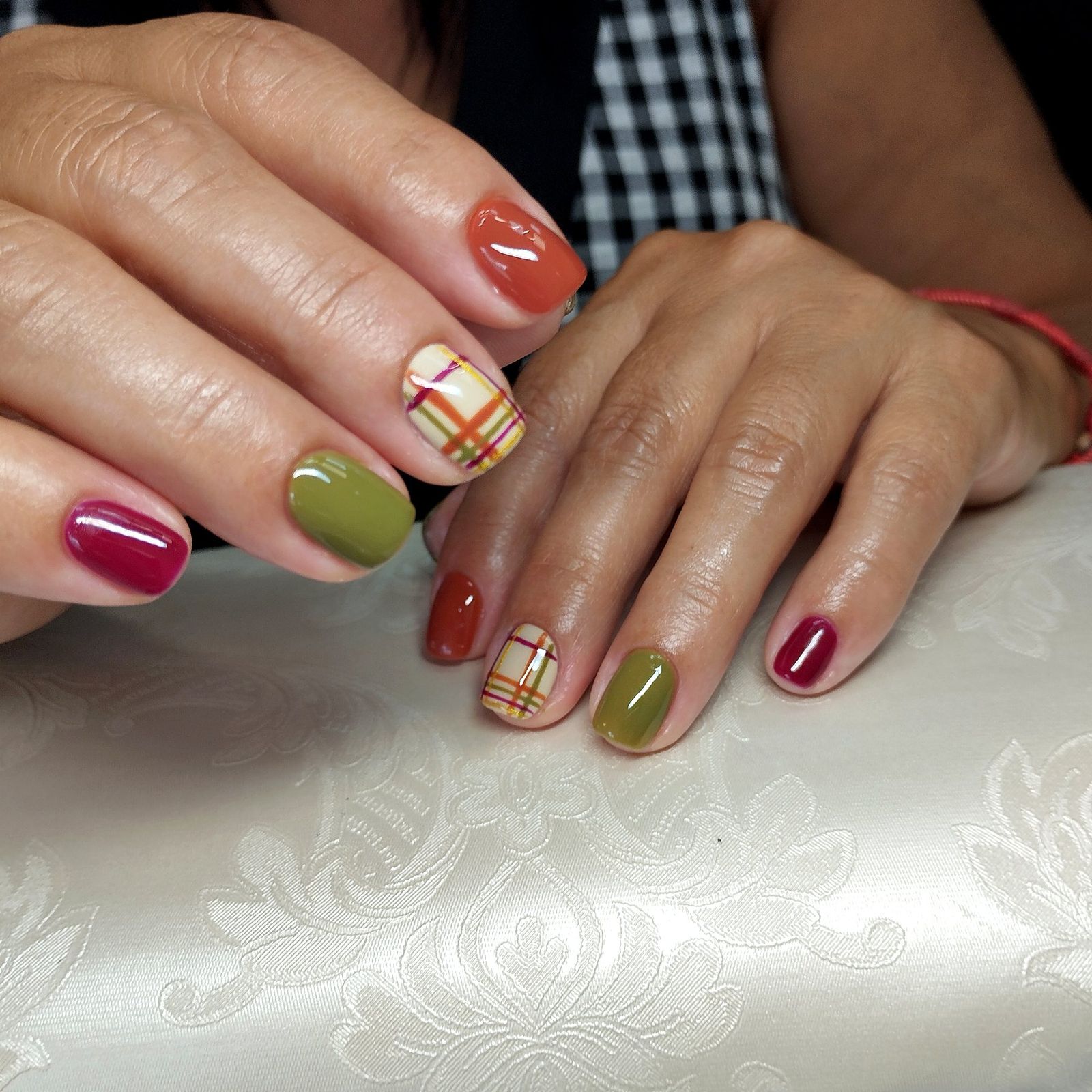 Manicura de tardor en grana, verd i quadres